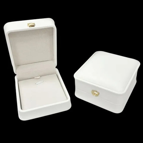 Cutie Cadou din imitatie piele alba model patrat pentru Bijuterii si Brosa