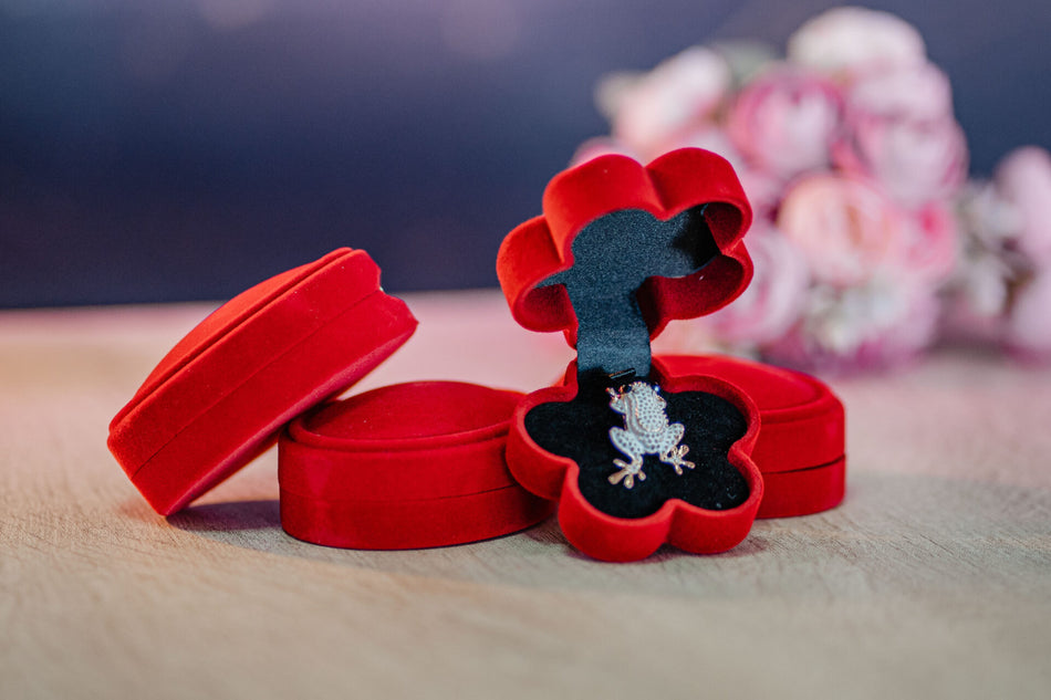 Cutie Cadou din catifea rosie model floare pentru Bijuterii si Brosa
