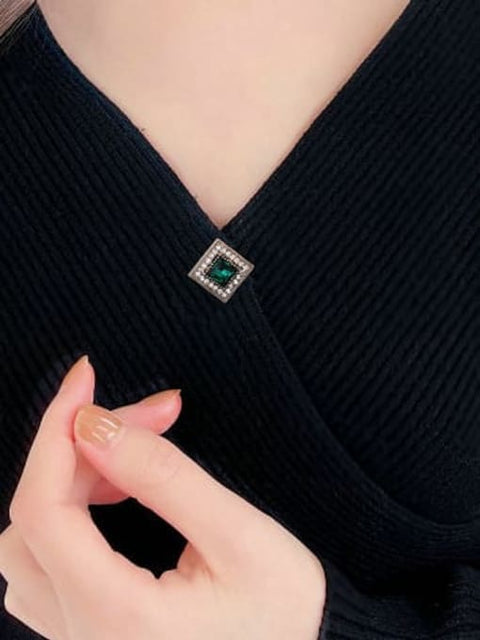 Brosa din alama minimalistă geometrică j si cristal verde placata cu aur 18k