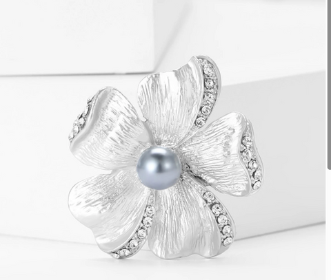 Martisor Brosa Eleganta Floare cu pietre si perle - Shiny Beauty