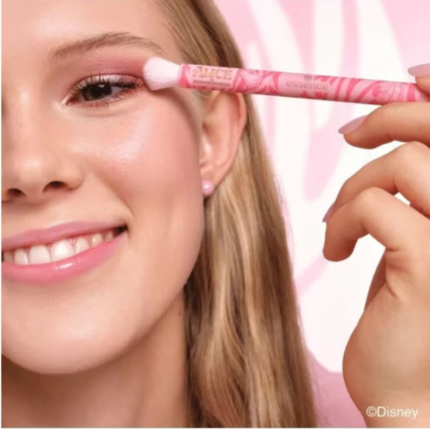 Pensula de blending pentru fardul de ochi, Disney Alice in Wonderland, Essence - Shiny Beauty
