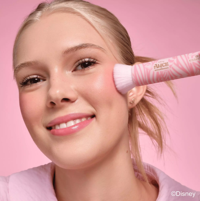 Pensula de blending pentru fata, Disney Alice in Wonderland, Essence - Shiny Beauty