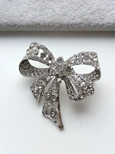 Martisor Brosa Fundita cu pietre - Shiny Beauty