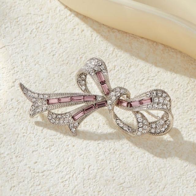 Brosa din aliaj argintie cu cristale V10