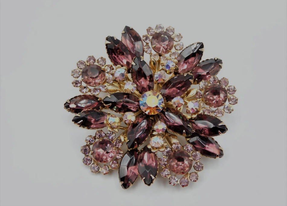 Brosa din aliaj aurie V5