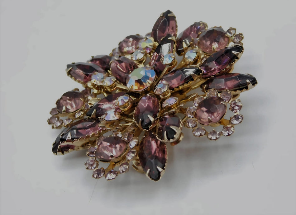 Brosa din aliaj aurie V5