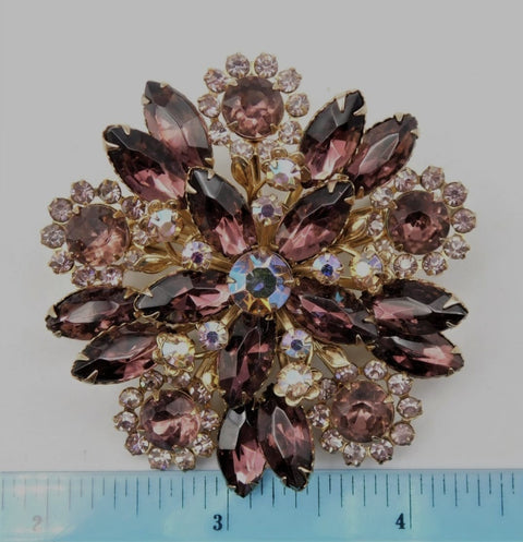 Brosa din aliaj aurie V5