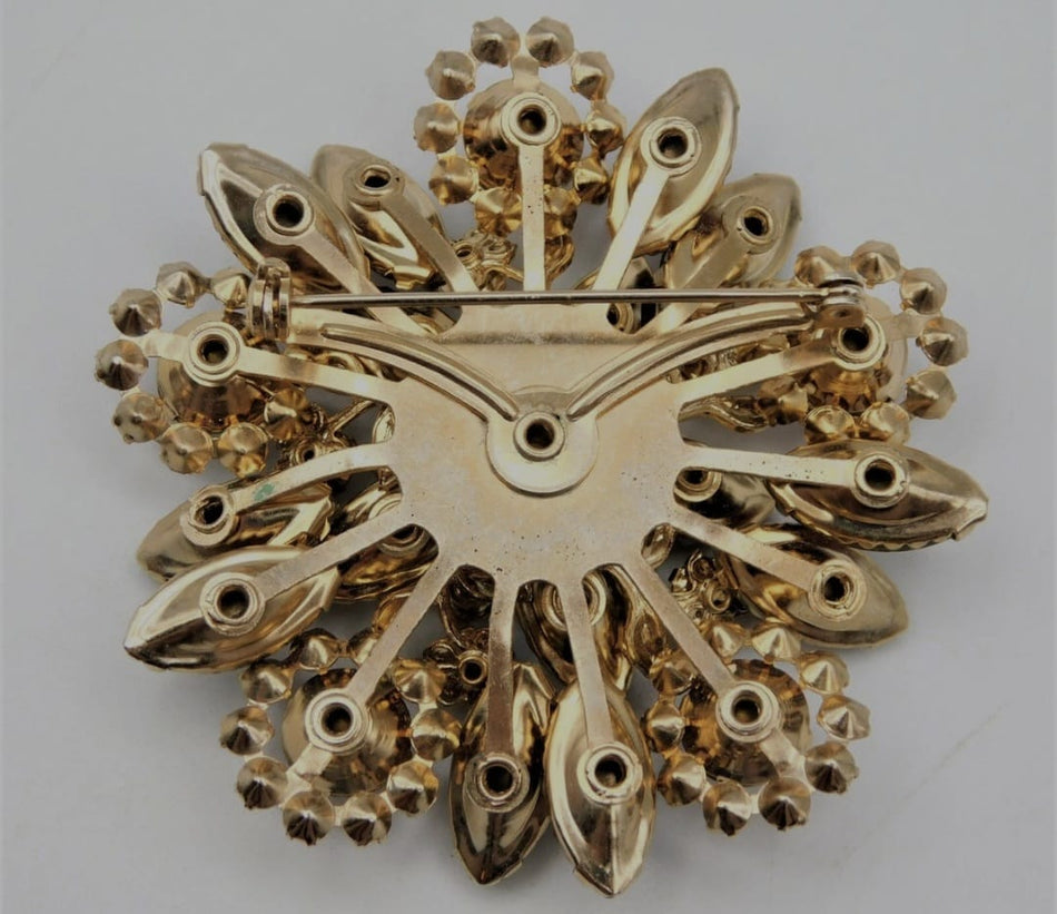 Brosa din aliaj aurie V5