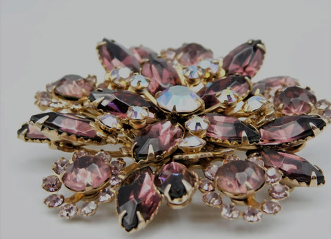 Brosa din aliaj aurie V5