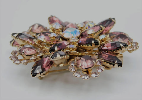 Brosa din aliaj aurie V5