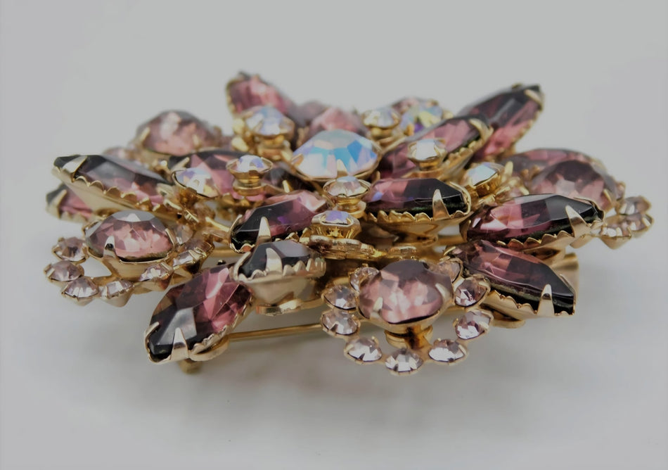 Brosa din aliaj aurie V5