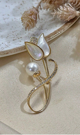 Brosa din aliaj aurie model lalea cu perla